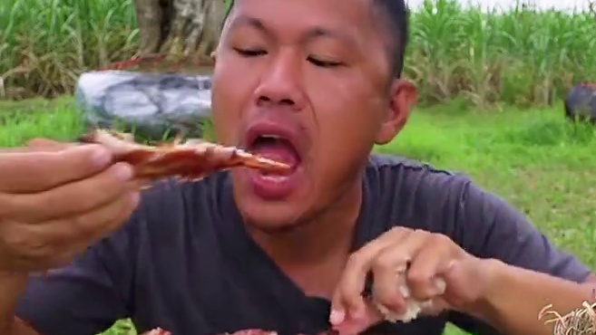 驴哥吃手剥笋香米饭酸辣拌豆角️碳烤大排骨 #户外美食 #泰国美食 #美食 #泰国生活