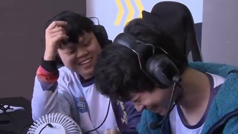 【线下赛第一个比赛日】车队竞速积分赛第2场3V3组队竞速赛
电子蝴蝶 vs Az幽灵
第四局：亚特兰