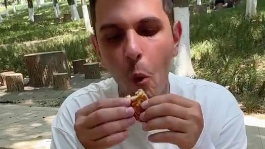 外国人尝试四川月饼是一种什么样的体验？#各地特色月饼上分大赛 #奇葩月饼 #四川月饼申请出战 #这届