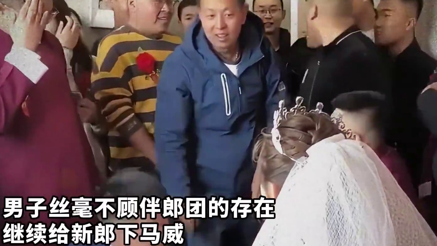 “仅用了5秒钟，肘击高达12次”#结婚 #伴郎团 #新婚现场 #解气