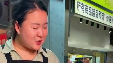 美女挑战4两小面，女儿在旁边加油助威太可爱了！#重庆小面 #重庆美食 #这一碗好过瘾