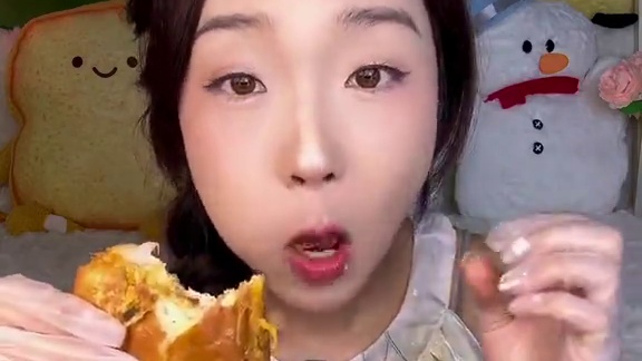 喜欢多酱的宝试试这个！！！面包体柔软，酱真的好多呀！新鲜现做现发的！#懒人早餐拯救计划 #真材实料才