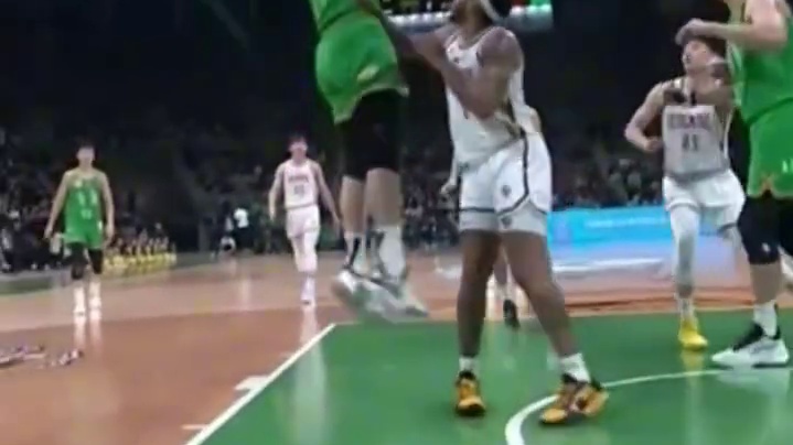 付豪肘击琼斯，被打掉好几颗牙齿