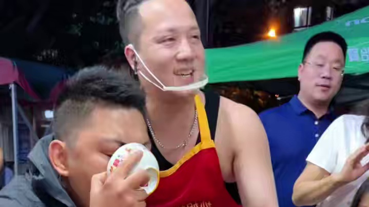 重庆帅哥挑战10倍加辣，打破八戒记录多赚5箱螺蛳粉！#螺蛳粉