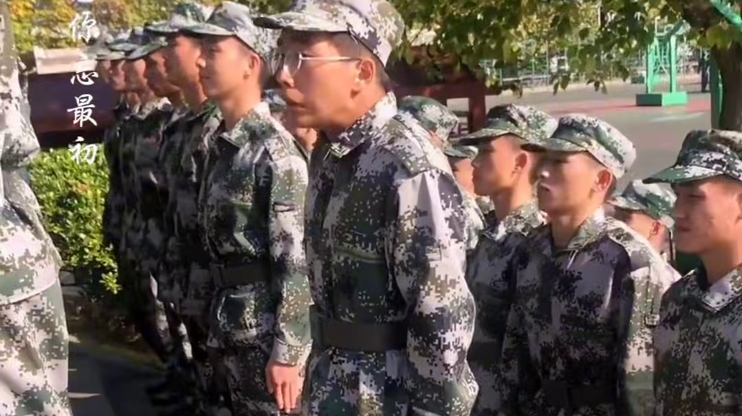 军训专治各种公主病，少爷病，建议学校每个月来几天，也不知道是谁发明的军训，终究降服了在家作威作福的神