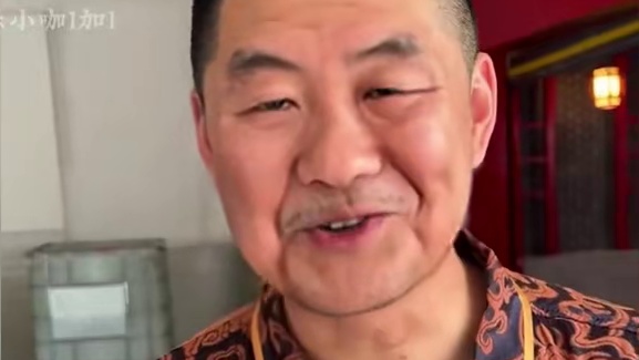 揭秘酒水圈不为人知的秘密，看到大哥制作的过程，手里的酒瞬间不香了#揭秘  #食品安全 #奸商 #白酒