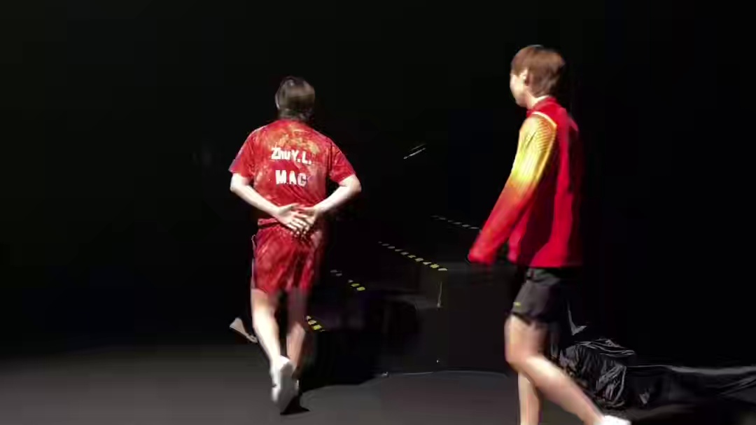 朱雨玲、王曼昱上场前击掌呜呜