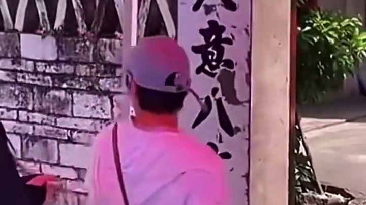 全红婵低调回广东老家，戴着马龙在澳门买的帽子，爸爸帮忙提行李