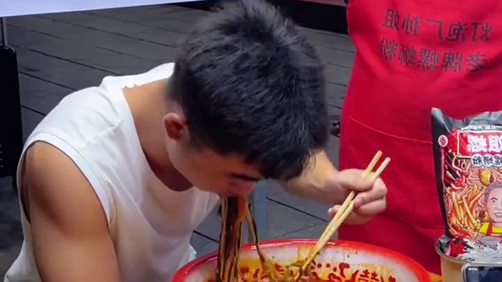 帅哥不愧是河南人！轻轻松松拿走奖励！ #螺蛳粉