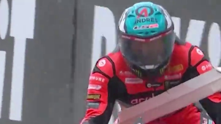 极限拉扯，这座驾脾气太暴躁了 #wsbk #摩托车比赛 #专业比赛请勿模仿
