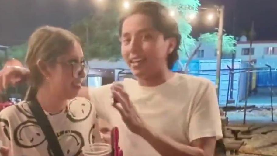 街头挑战，疯狂亲吻秀。 #老外真会玩 #街头挑战 #kisscam