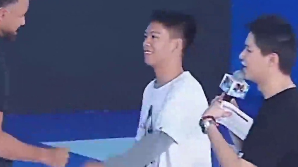 库里在现场认出了张家城，直接喊出他的名字！