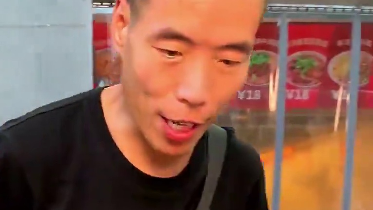 河北大哥驱车60公里赶来挑战6两小面，本来想破纪录，一问竟然要42秒！#重庆小面 #挑战 #美食