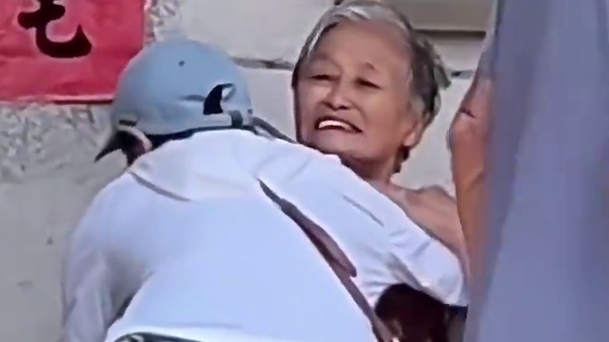 全红婵回家第一件事就拿一沓钱孝敬爷爷奶奶，妈妈露出欣慰的笑容#全红婵