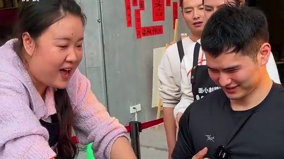 干饭三健客来挑战，R哥实力太强了，居然没吃饱还加了一碗抄手！#这一碗好过瘾 #妈呀太香了 #挑战 #