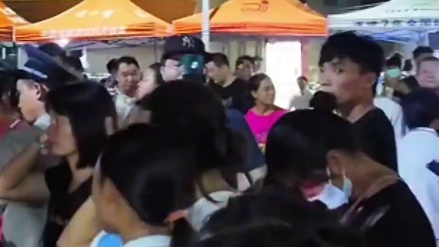 粉丝深夜聚集在家门口影响休息，全红婵呼吁大家快离开，却没有人听劝