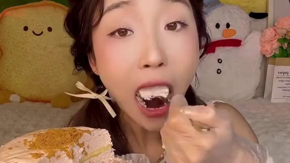 电压自带氛围灯…新口味来了哈～
四个口味可可会更好吃的！都只有一层蛋糕坯，龙井的蛮有特色的，带着茶香