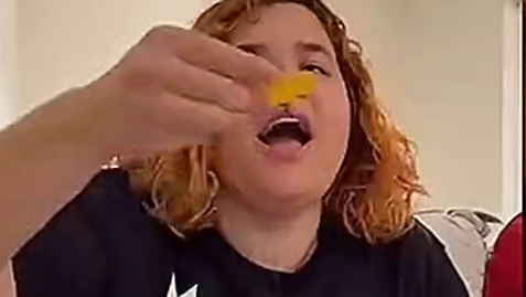 小伙想吃薯片与巧克力酱，不过这好像有点难度 #搞笑配音 #外国人真会玩 #原创配音 
