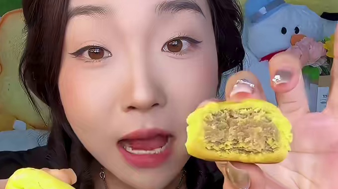 这个中秋礼盒很适合送人耶！！！自己吃也是满满的惊喜！他们家做东西品质真的有保障！好吃但是一点都不甜腻