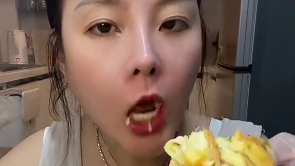 #各地特色月饼上分大赛 #今年要炫一种很新的月饼 #简简单单吃顿大餐 #吃货一枚鉴定完毕