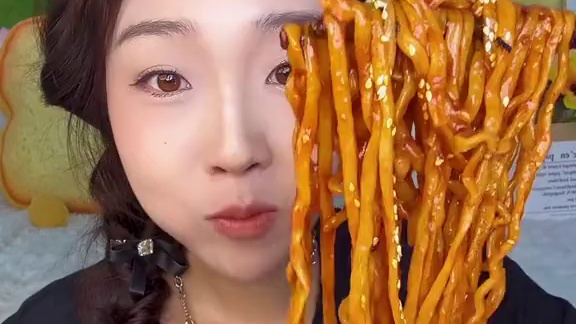 定制粗面版本哦！辣度在中辣！好吃不贵！19.9到手是12包哈！#谁懂这一口的好吃程度 #灵魂宵夜 #