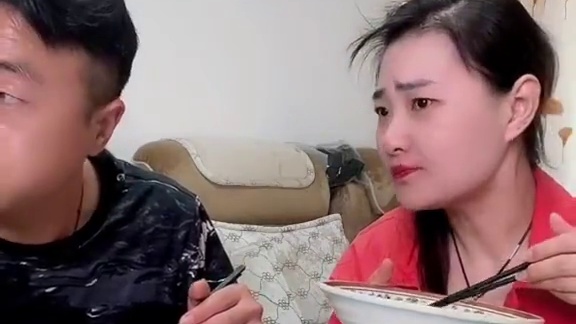 姐夫有苦难言吃个饭都不能消停，小姨子举动吓坏姐夫#记录真实生活 #好吃到停不下来 