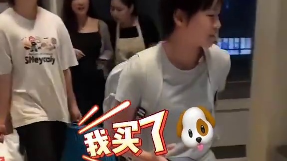 买了宠物狗的全红婵回家赶紧给爷爷看#全红婵