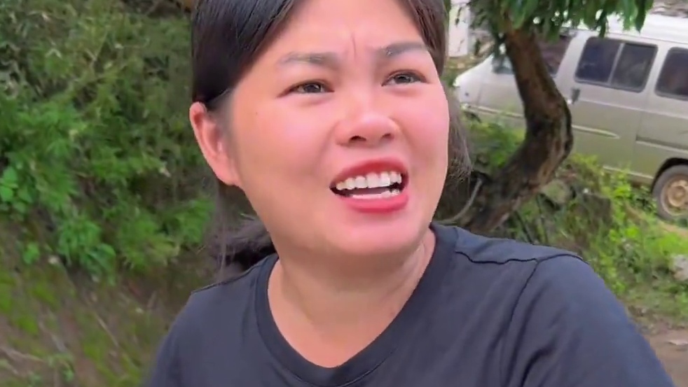 小河捡大鱼 今天阿秀跟小敏又有口福了 农村版一鱼多吃#我在乡村做美食 #好吃到停不下来 #农村生活 