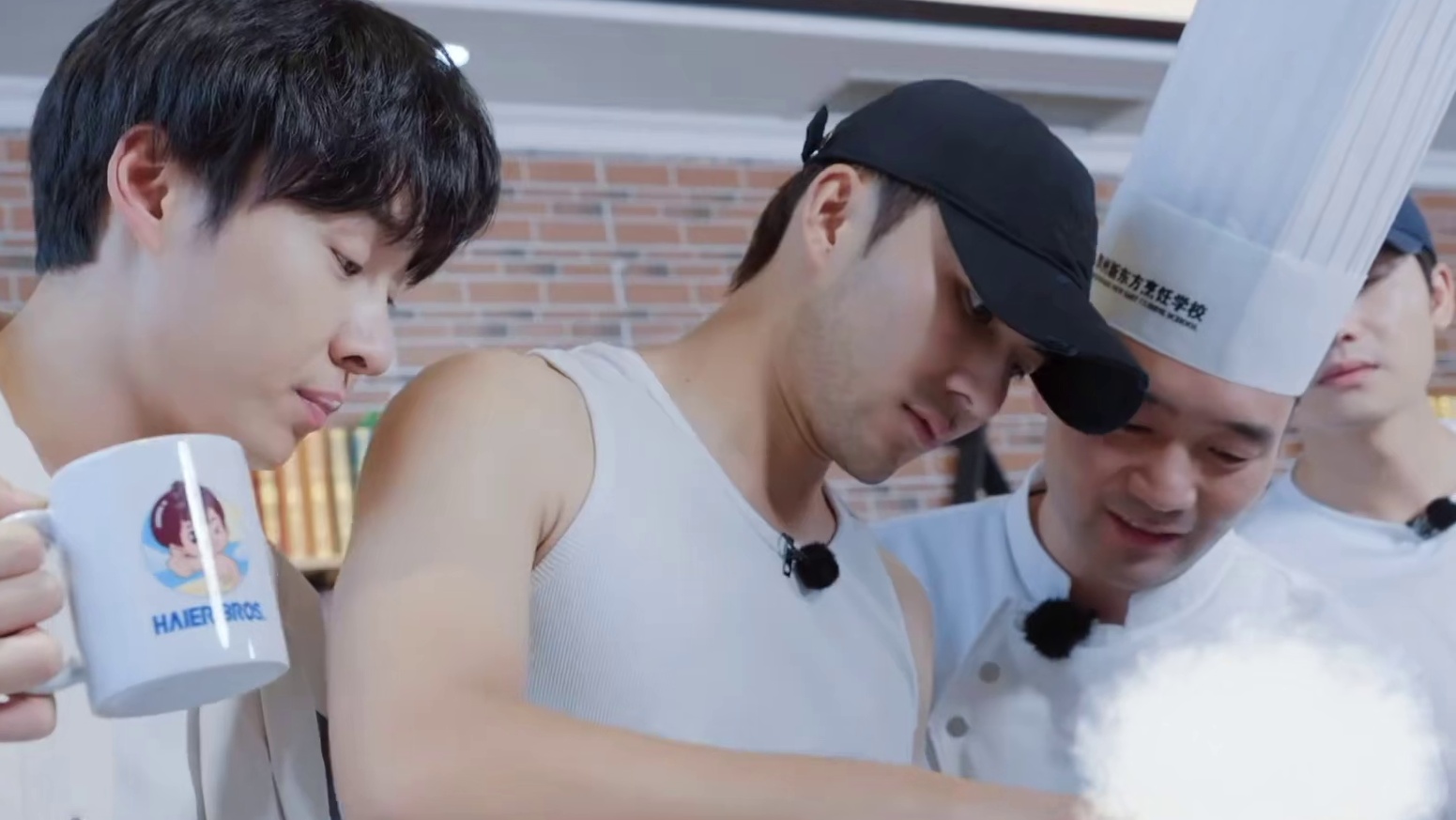 #卓沅 #李耕耘 #王一珩 哈哈哈哈哈，太好笑了，一珩弟弟下象棋赶着送“死”，看#十个勤天 玩游戏不