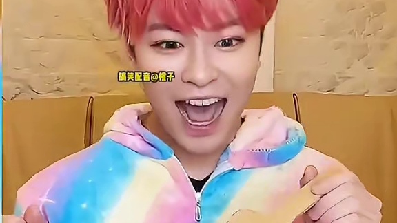 小伙的手机掉锅里了，他该怎么取出手机呢 #外国人真会玩 #搞笑配音 #原创配音 
