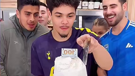 同事之间玩游戏，看谁玩的比较厉害啊 #外国人真会玩 #搞笑配音 #原创配音
