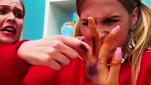 用假手恶搞女闺蜜，结局让人万万没想到！ #搞笑#搞笑视频#搞笑配音