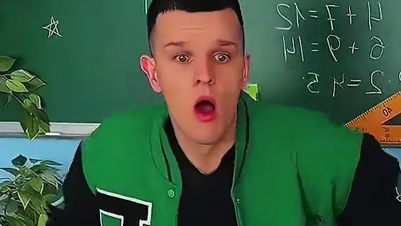 用蜡烛恶搞自己头发，最后没想到却自食恶果！ #看一遍笑一遍 #老外真会玩 #这操作都看傻了 #在玩一