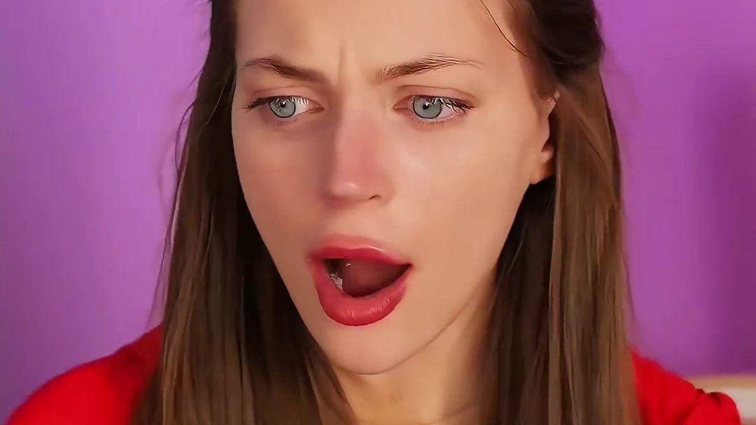 用嘴唇贴恶搞女朋友，没想到最后反被套路了！ #看一遍笑一遍 #老外真会玩 #这操作都看傻了 #在玩一