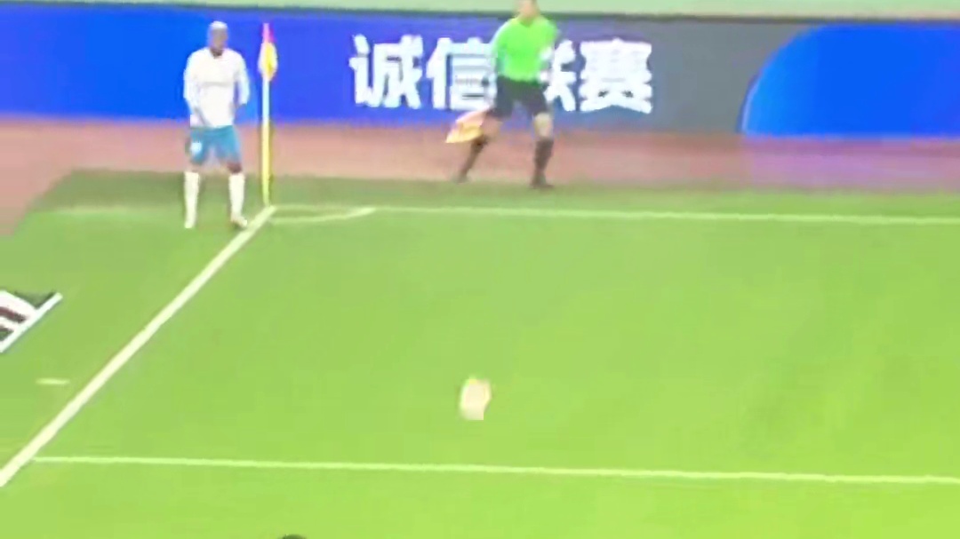 诡异弧线！里亚斯克斯头球破门，青岛西海岸客场领先山东泰山