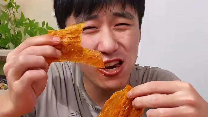 能吃辣的宝子一定不要错过这个大辣片，真的巨辣巨好吃#无辣不欢 #妈呀太香了 #辣条