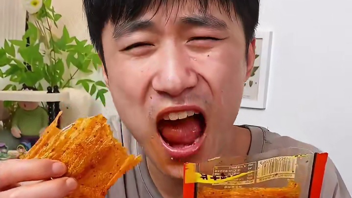 不能吃辣的千万不要买，真的巨辣巨上头！#零食推荐 #无辣不欢 #辣条