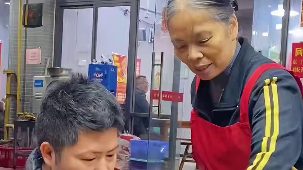 煮螺蛳粉不用手，难道用脚吗？#螺蛳粉