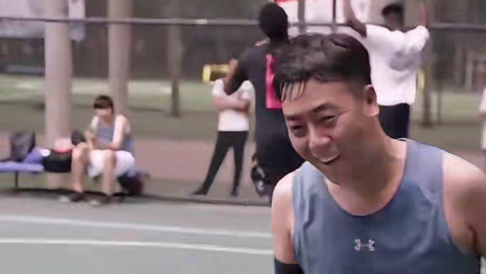 模型怪和弹跳怪突袭公园球场