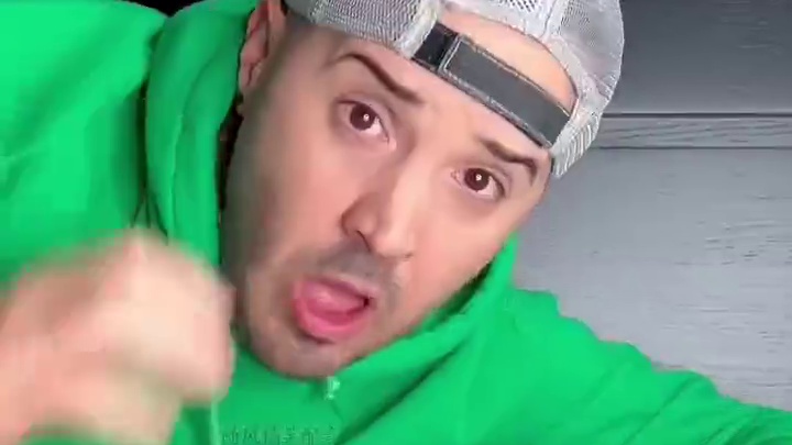 小怪物和主人争抢香蕉，这力量简直太大了！ #看一遍笑一遍 #这操作都看傻了 #在玩一种很新的解压玩具