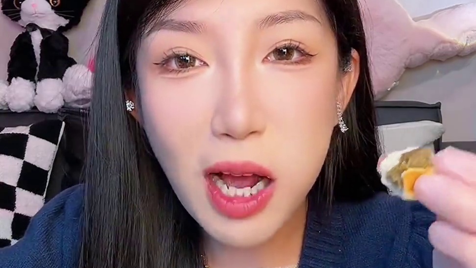 敲好吃！一盒是10个 冰冰凉凉的 皮很薄 内馅很绵密 就是一坨大馅 尊嘟好吃！红豆会比绿豆的甜一点 