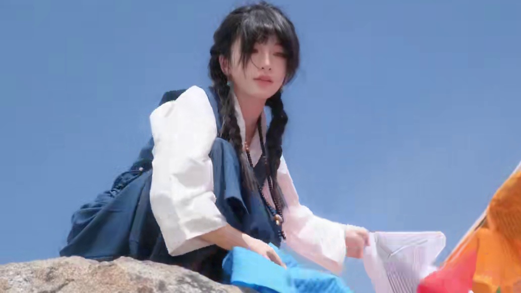 把150米的经幡从山的这一头，挂到了那一头。