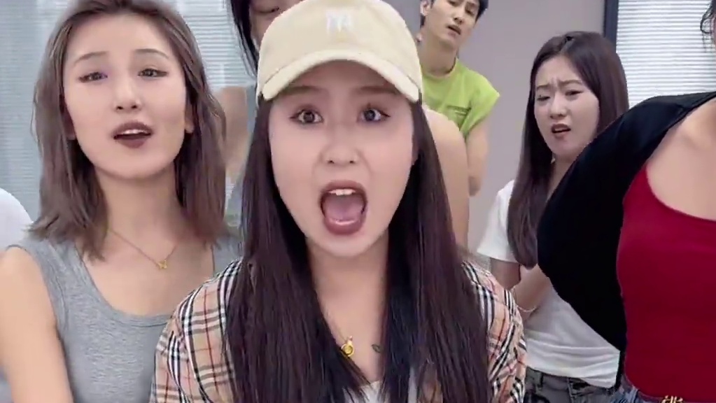 抓豆拿奖励 #办公室游戏 #抠门老板 #专治不开心 #搞笑 #搞笑视频