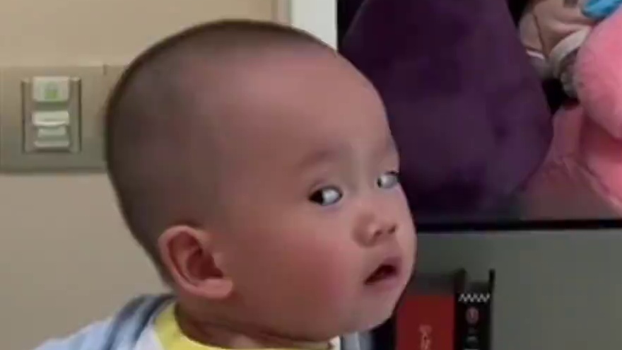 来着宝宝的蔑视 ##看一遍笑一遍 #搞笑 #宝宝