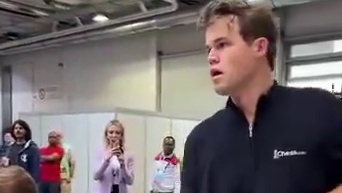 第45届奥赛比赛现场，卡尔森首次亮相（首场迟到10分钟）