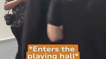 45届奥赛第三轮，卡尔森首次亮相！骑着自行车迟到10分钟 轻松获胜
#国际象棋 #卡尔森 #国际象棋