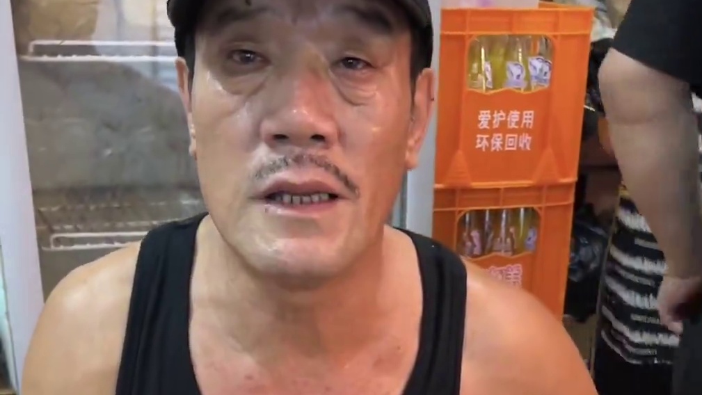 “现在人情味都跟钱刚上了！这就是老北京人的规矩！就一个地道！”  世界破破烂烂，总有人缝缝补补！来自