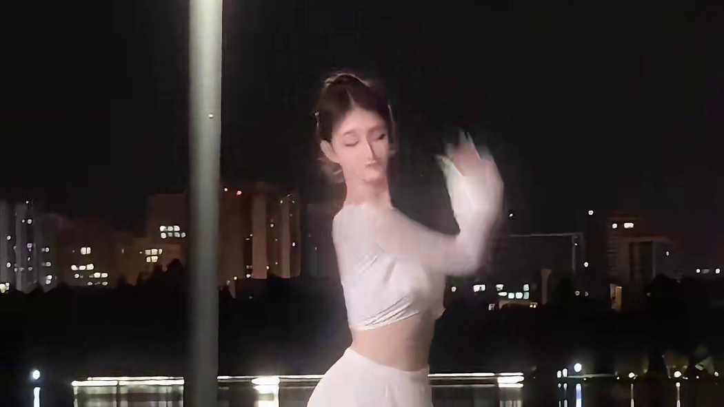 就借着月光，再与你对望#借月 #古典舞 #氛围感 #国风少女的赏月氛围大片