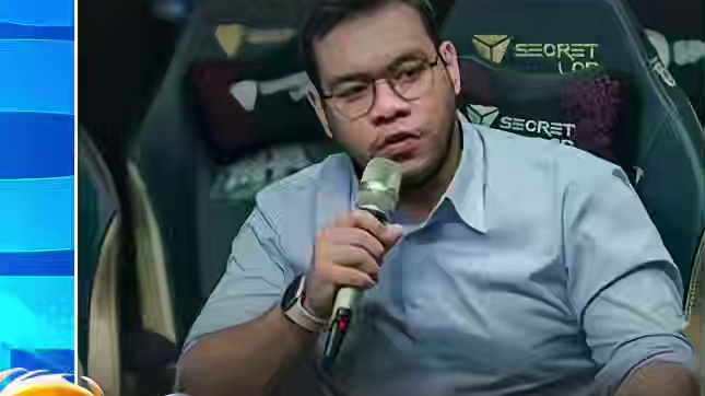 决胜巅峰赛事人物代表性因素的圆桌讨论上，关于颜值和实力的问题，大家开涮解说员Laphel，气氛瞬间轻