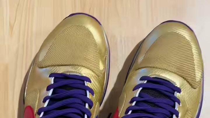 科比5还是挺经典的 但是这款，基本就是麻袋做的！我跟乔丹还挺有情怀，科比么？就觉得挺可惜的！也没觉得